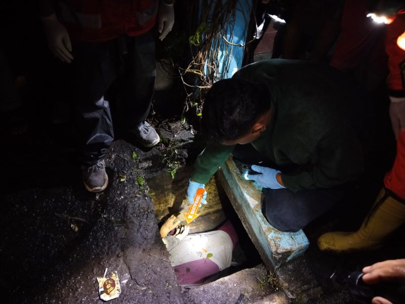 EVAKUASI: Polisi mengevakuasi korban yang meninggal dunia akibat hanyut di gorong-gorong.