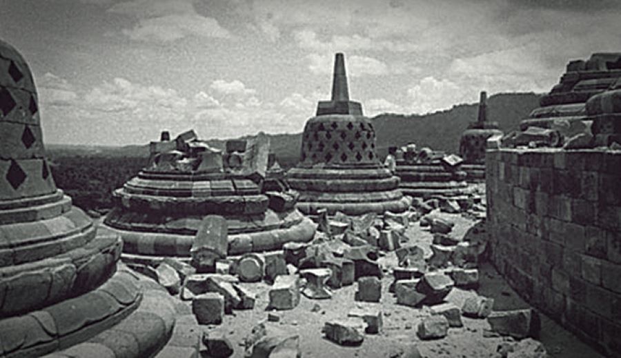 Candi Borobudur pasca diledakkan pada 21 Januari 1985 (Boombastis)