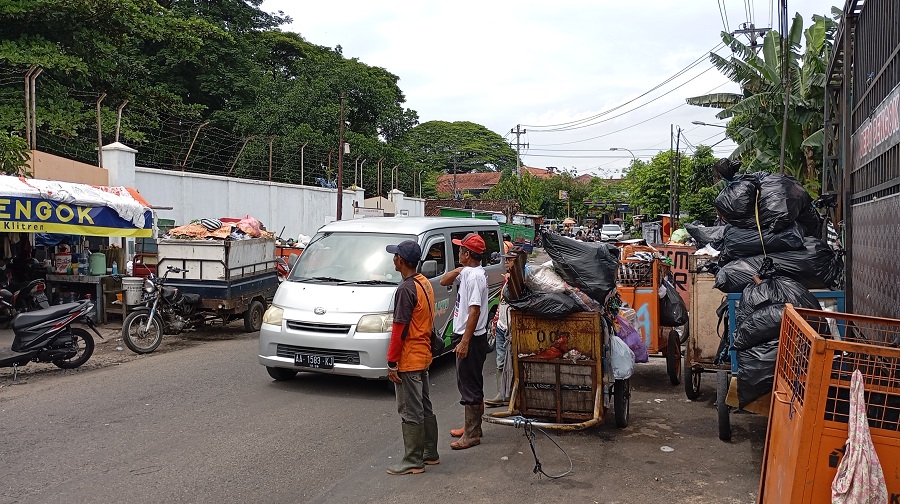 MENGULAR: Kondisi Depo Pengok yang penuh antrean gerobak pada Kamis (22/1/2026).