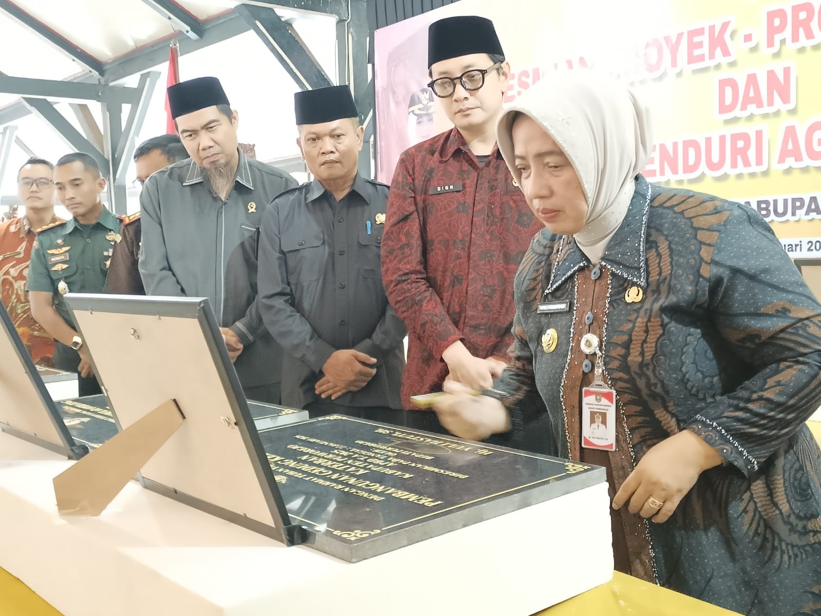 Bupati Puworejo Yuli Hastuti menandatangani prasasti berbagai proyek infrastruktur yang telah diselesaikan pada tahun anggaran 2025. (M Hafied/Radar Jogja)