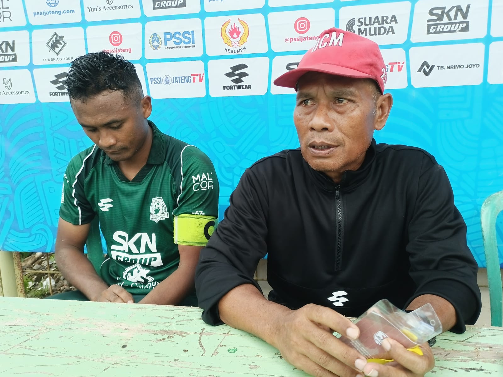 Pelatih Persak Kebumen Gatot Barnowo (kanan) didampingi kapten tim Wisnu Nugroho saat memberikan keterangan pers usai menyelesaikan pertandingan. (M Hafied/Radar Jogja)