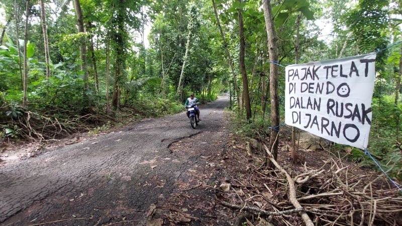 BUTUH PERBAIKAN: Jalan alternatif penghubung Kapanewon Nanggulan, Sentolo, dan Pengasih yang banyak berlubang hingga warga pasang spanduk protes.
