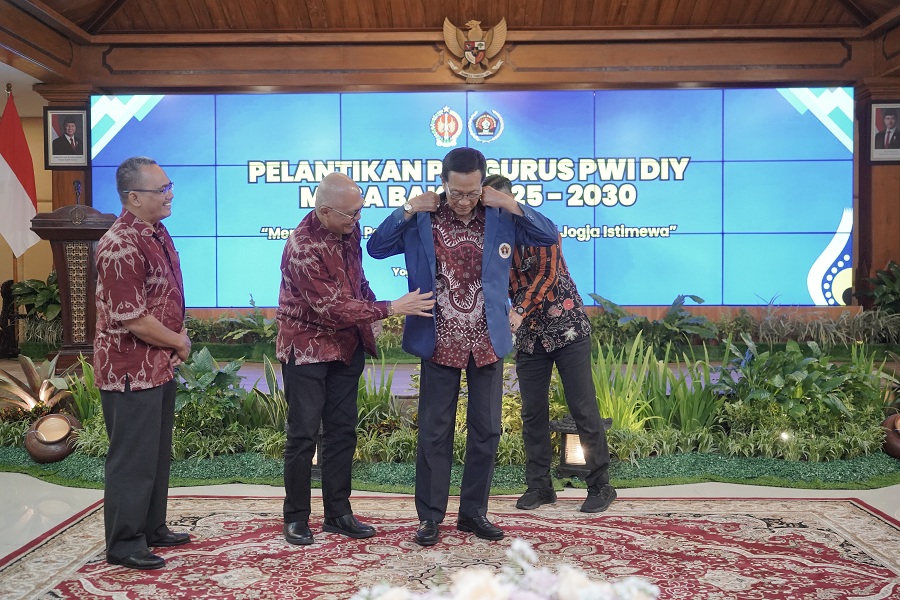 Anggota Kehormatan: Gubernur DIY Hamengku Buwono X mengenakan jas PWI di sela acara pelantikan pengurus PWI DIJ di Gedhong Pracimasana Kepatihan, Kamis (22/1/2026).