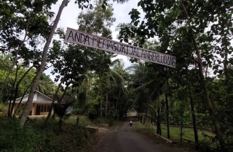 BUTUH PERBAIKAN: Jalan alternatif penghubung Kapanewon Nanggulan, Sentolo, dan Pengasih yang banyak berlubang hingga warga pasang spanduk protes.