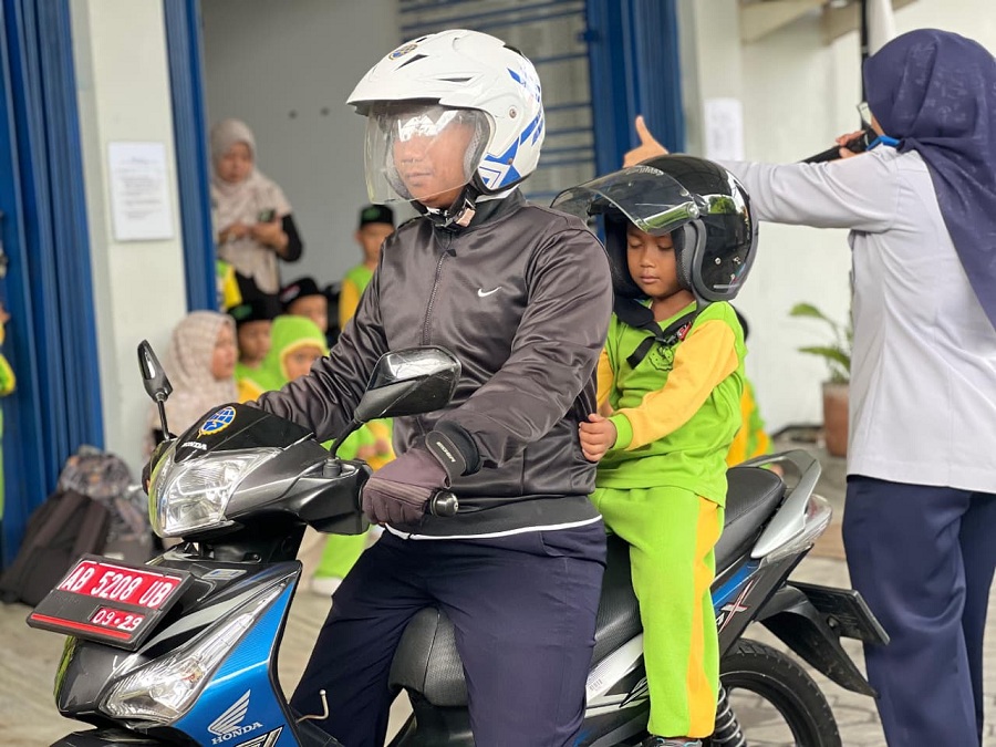 SOSIALIASI SEJAK DINI: Anak-anak sedang diajarkan edukasi lalu lintas di kantor Dishub Bantul.