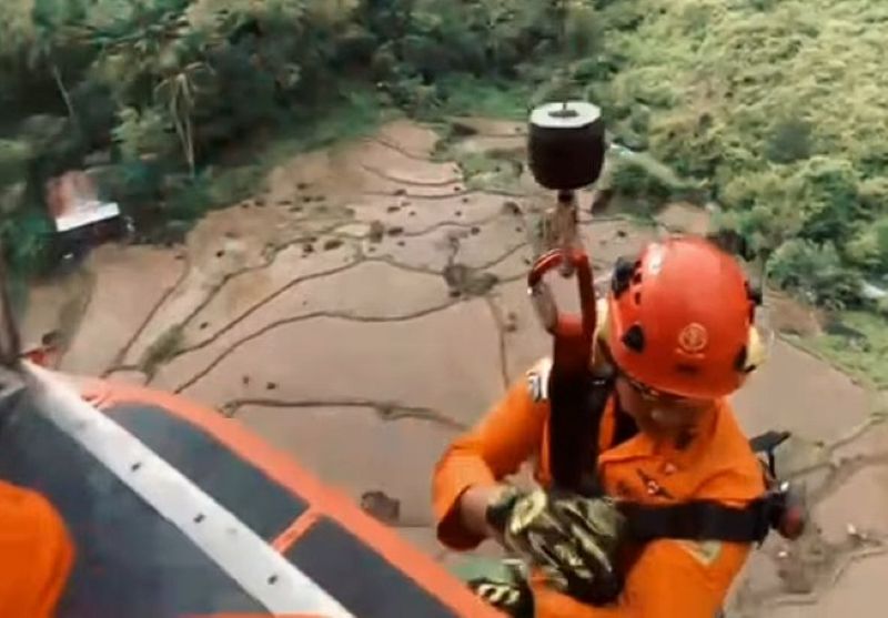 Evakuasi Korban kecelakaan Pesawat ATR 42-500.