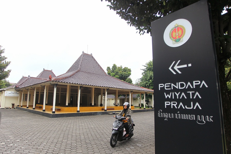 Pengendara sepeda motor melintas di jalur keluar kompleks Kepatihan, Kota Jogja, Kamis (22/1/2026).
