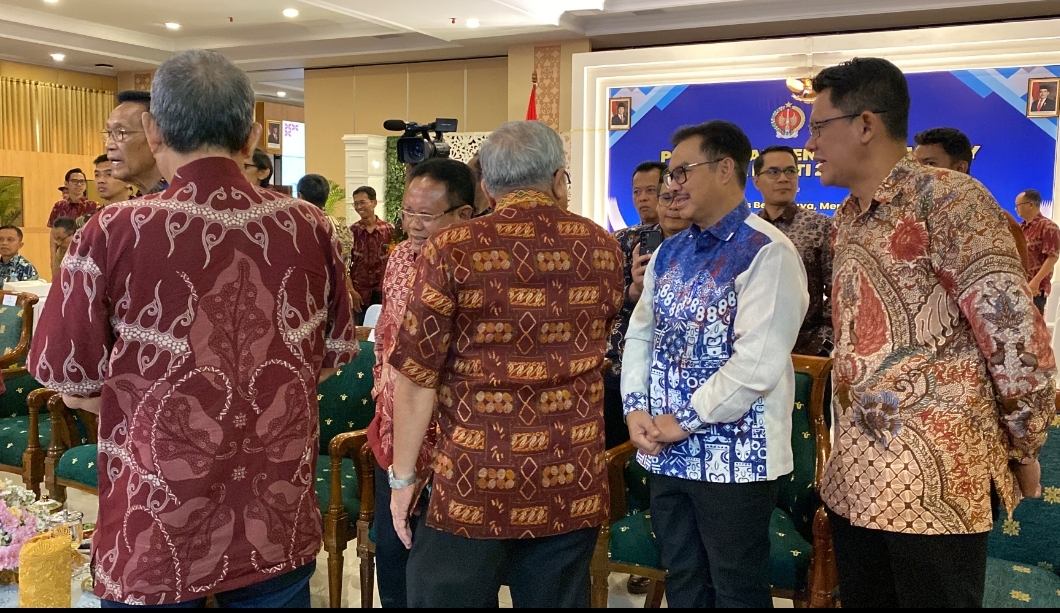 Wali Kota Jogja Hasto Wardoyo mengenakan baju batik dengan motif batik geblek renteng berwarna biru