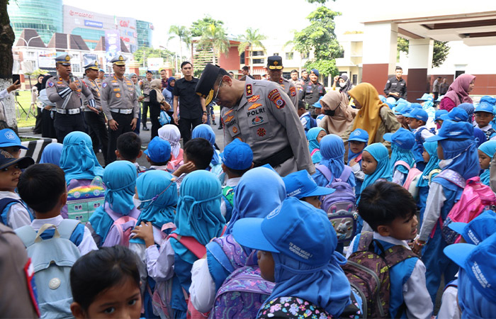 SAHABAT ANAK: Kapolda DIY Irjen Pol Anggoro Sukartoni ikut menyambut rombongan anak-anak dari TK Budi Mulia 1 saat berkunjung ke Mapolda DIJ, Senin (19/1) lalu.