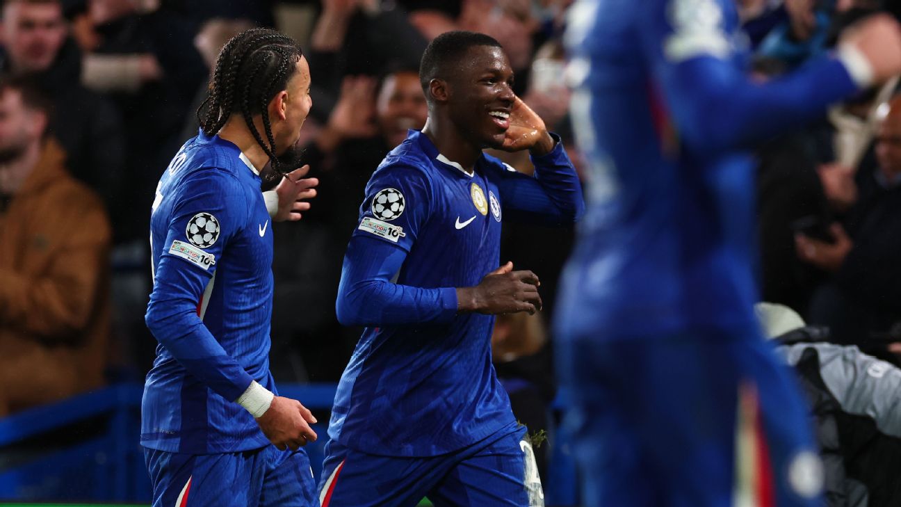 Para pemian Chelsea rayakan gol kemenangan yang dicetak Moises Caicedo dalam kemenangan tipis atas Pafos di Liga Champions