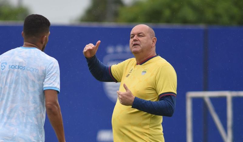 Pelatih Persib Bandung, Bojan Hodak saat memimpin latihan tim
