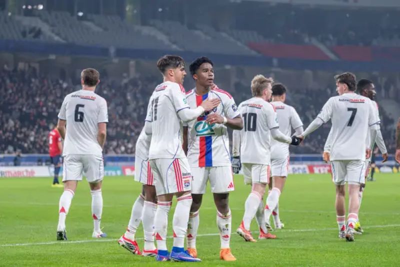 Para pemain Lyon rayakan kemenangan atas Brest di Ligue 1