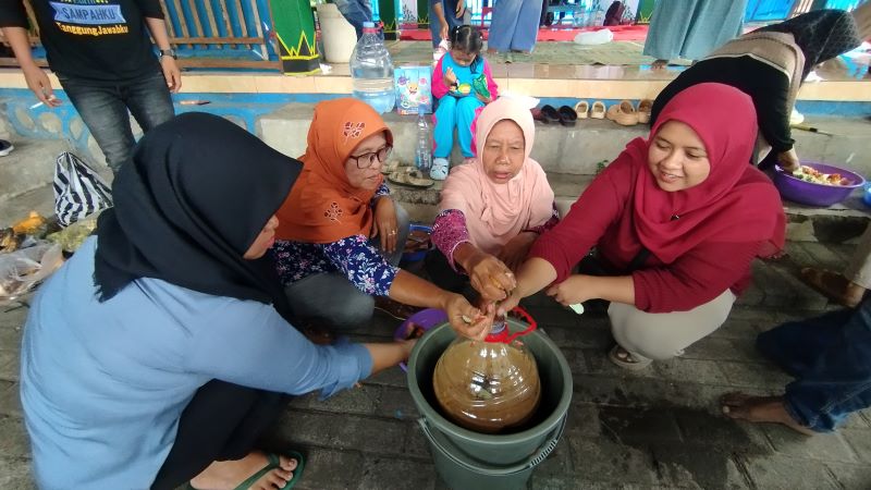 DIOLAH DI HULU: Warga Padukuhan Karangasem sedang mengolah sampah untuk dijadikan pupuk Jumat (23/1).