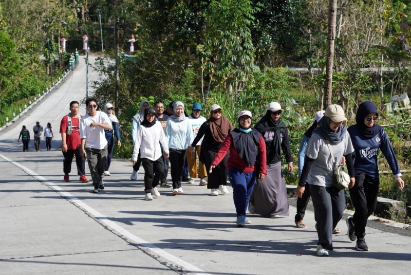 SANTAI: Anggota Ini Kita Punya (IKP) Walking Club saat bersamam-sama olahraga untuk jalan kaki.