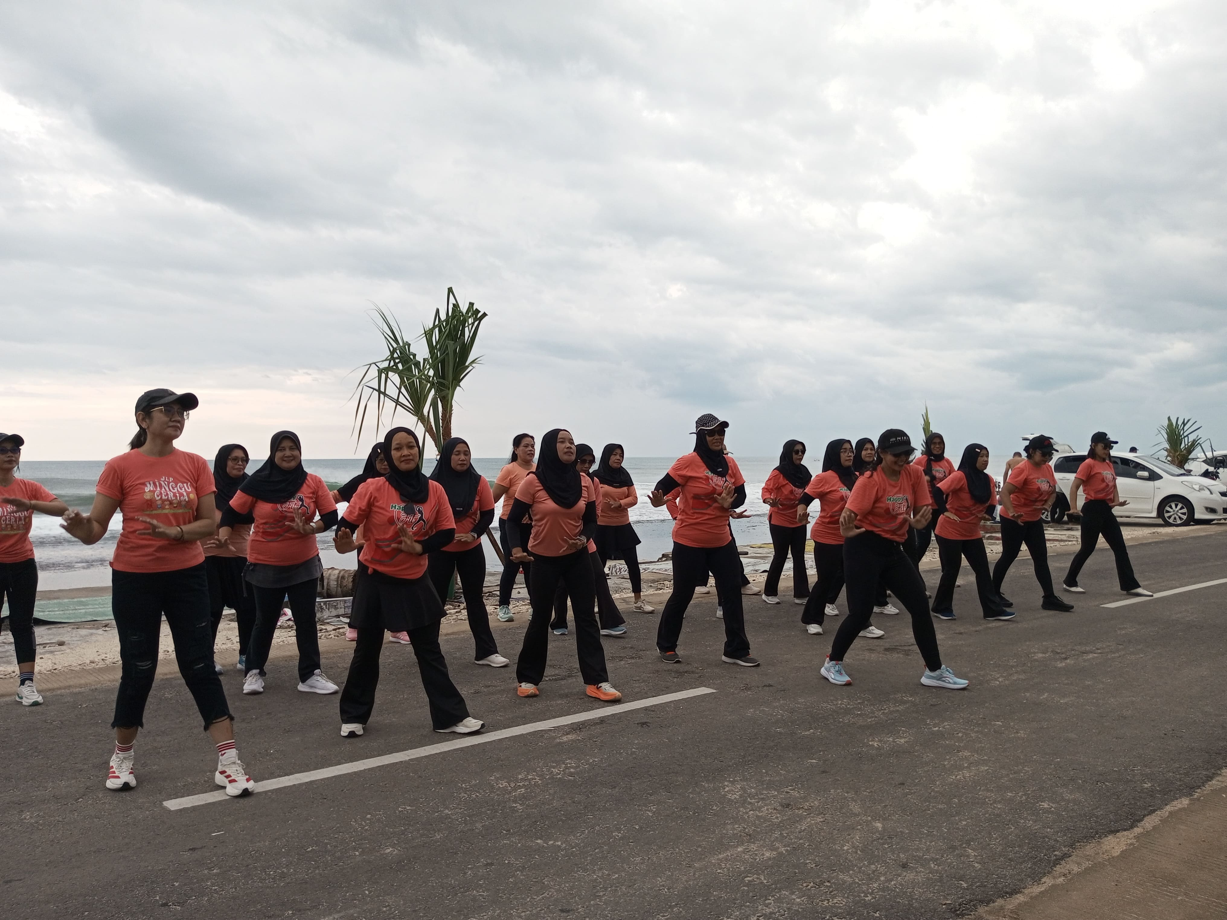 Ibu-ibu melakukan senam outdoor di pantai sepanjang.  &nbsp;