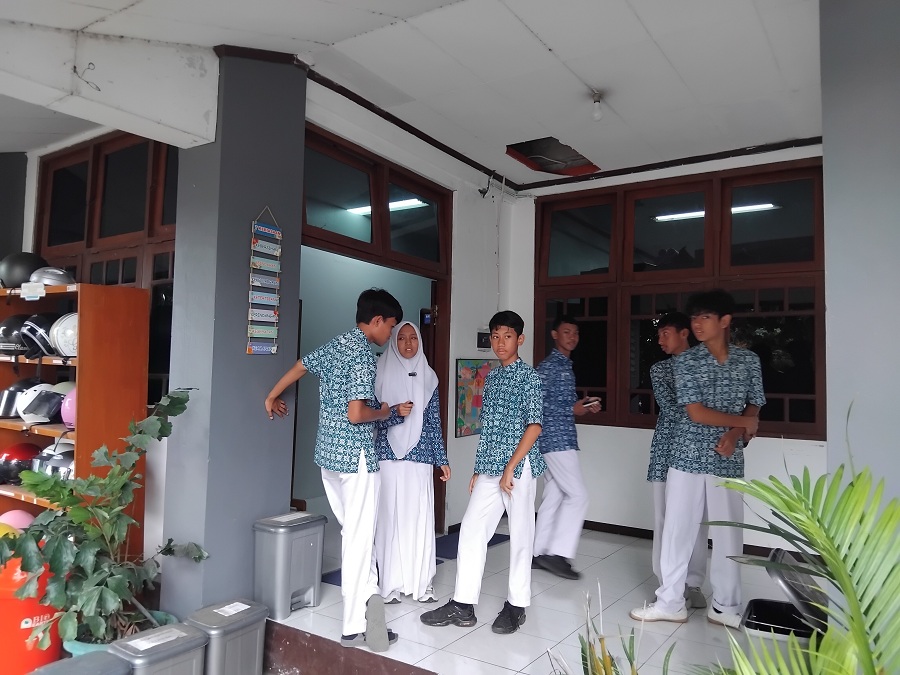 BERAKTIVITAS: Para siswa SMP Labschool UNY saat jam istirahat&nbsp;di sekolahnya.
