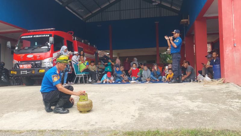 PEMADAMAN: Personel damkar memberikan pelatihan cara mengatasi tabung gas bocor hingga memercikan api kepada peserta disabilitas.