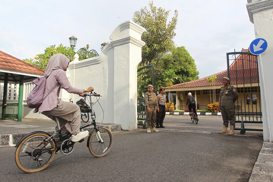 Aparatur sipil negara (ASN) berangkat kerja dengan bersepeda menuju kompleks Kepatihan saat uji coba penerapan car free day di Kantor Gubernur DIJ, Kota Jogja, Jumat (23/1/2026).