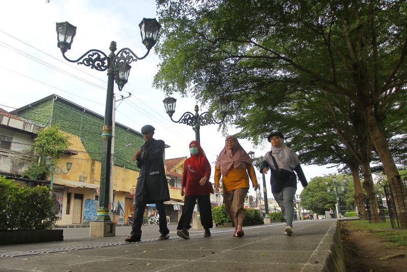 Warga melakukan olahraga jalan kaki menyusuri trotoar Jalan Suryatman, Kota Jogja, Jumat (23/1).