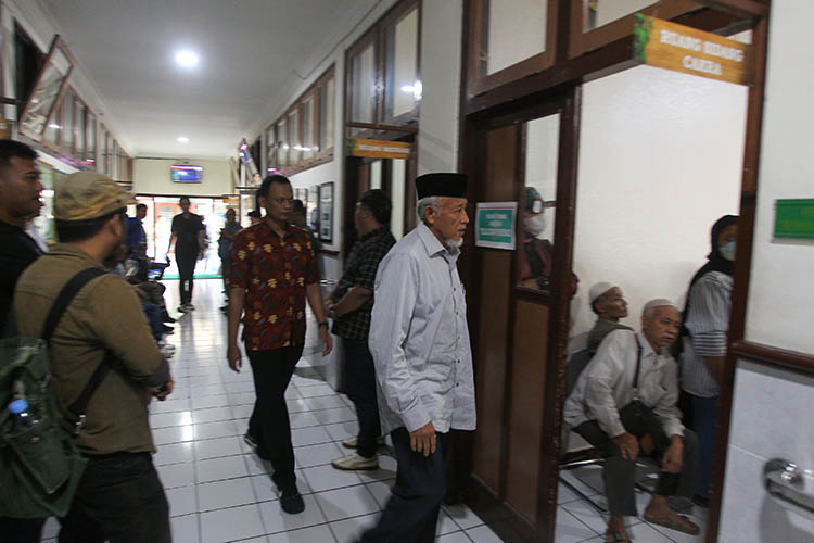 Mantan Bupati Sleman Sri Purnomo tiba di Pengadilan Negeri Kota Jogja dalam sidang lanjutan kasus dugaan korupsi dana hibah pariwisata yang menjeratnya di Pengadilan Negeri Kota Jogja, Jumat (23/1/20)