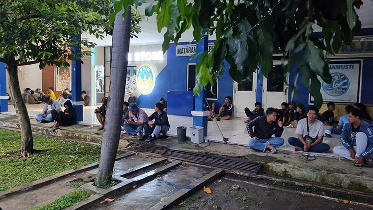 Para suporter saat mendukung PSIM Jogja bertanding di Stadion Sultan Agung (SSA) Bantul.