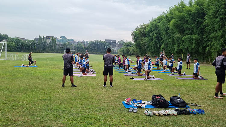 Pemain PSIM Jogja saat menjalani sesi latihan