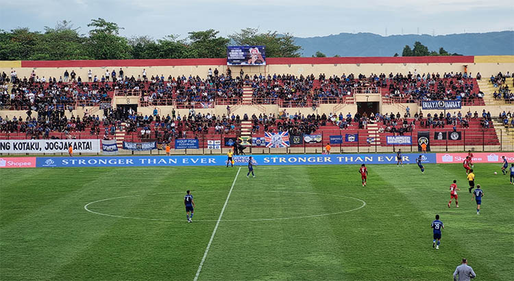 Para suporter saat mendukung PSIM Jogja bertanding di Stadion Sultan Agung (SSA) Bantul.
