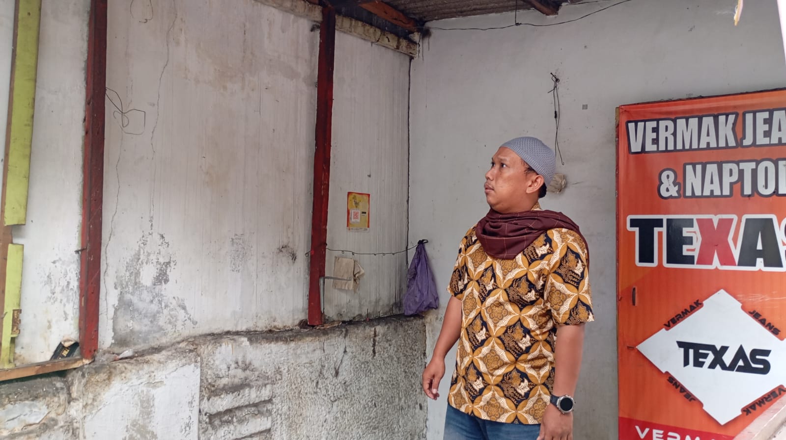Salah satu pemilik kios jahit dan permak jins Abdul Hafid di Jalan Dr Sardjito saat meninjau lapaknya pada Jumat (23/1/2026).