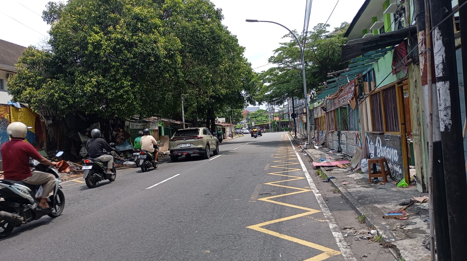 Deretan kios-kios penjahit dan permak jins di Jalan Dr Sardjito, Gondokusuman, Kota Jogja yang akan dirobohkan.