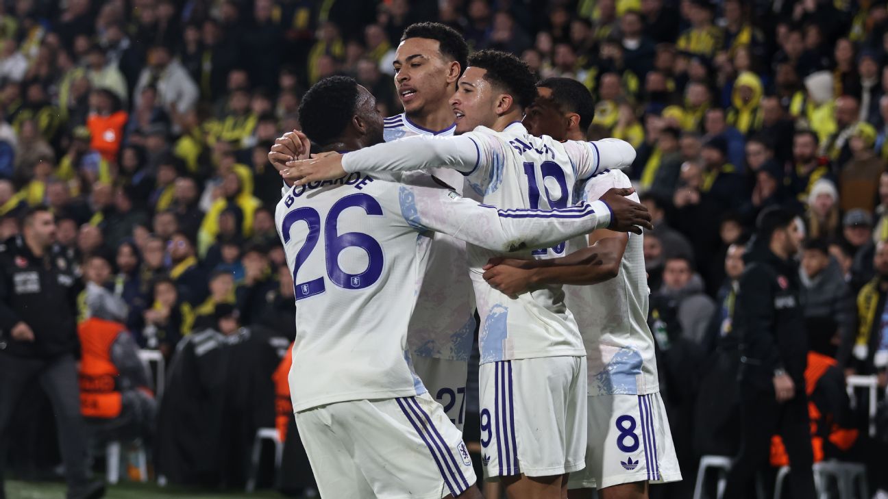 Selebrasi pemain Aston Villa setelah Jadon Sancho mencetak gol kemenangan atas Fenerbahce