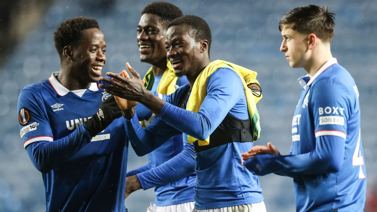Para pemain Rangers rayakan kemenangan pertama di Europa League setelah kalahkan Ludogoretz