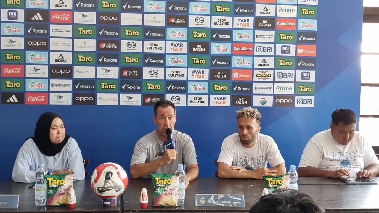 Sesi konferensi pers sebelum pertandingan antara PSIM Jogja melawan Persebaya Surabaya.&nbsp;