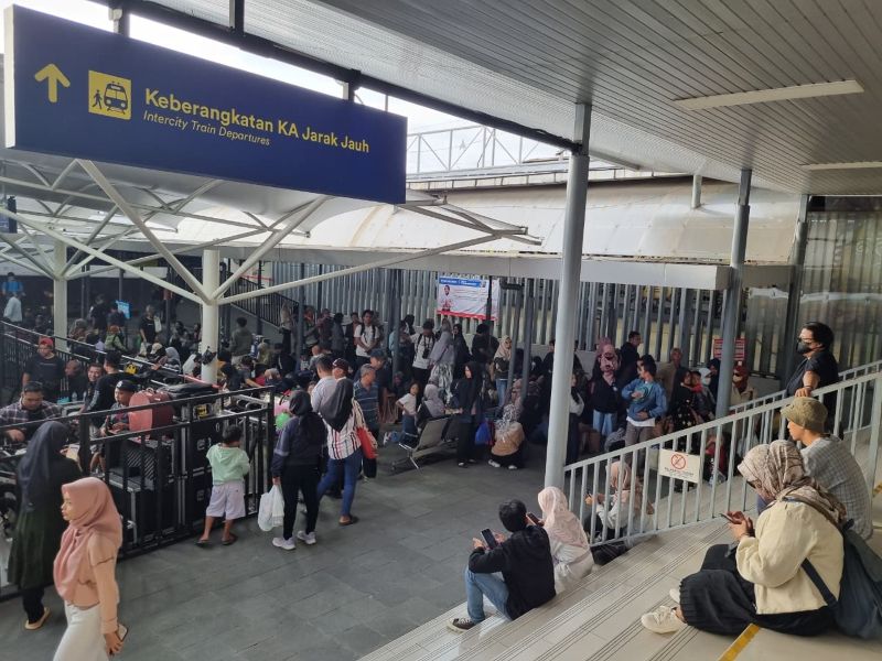 Aktivitas penumpang kereta api di Stasiun Tugu Yogyakarta.