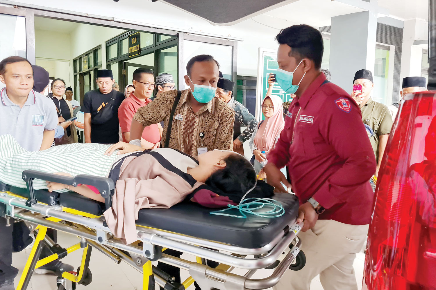 DIPULANGKAN: Peziarah yang menjadi korban pohon tumbang di kawasan Gunung Tidar sudah mendapat perawatan medis kemarin (24/1).