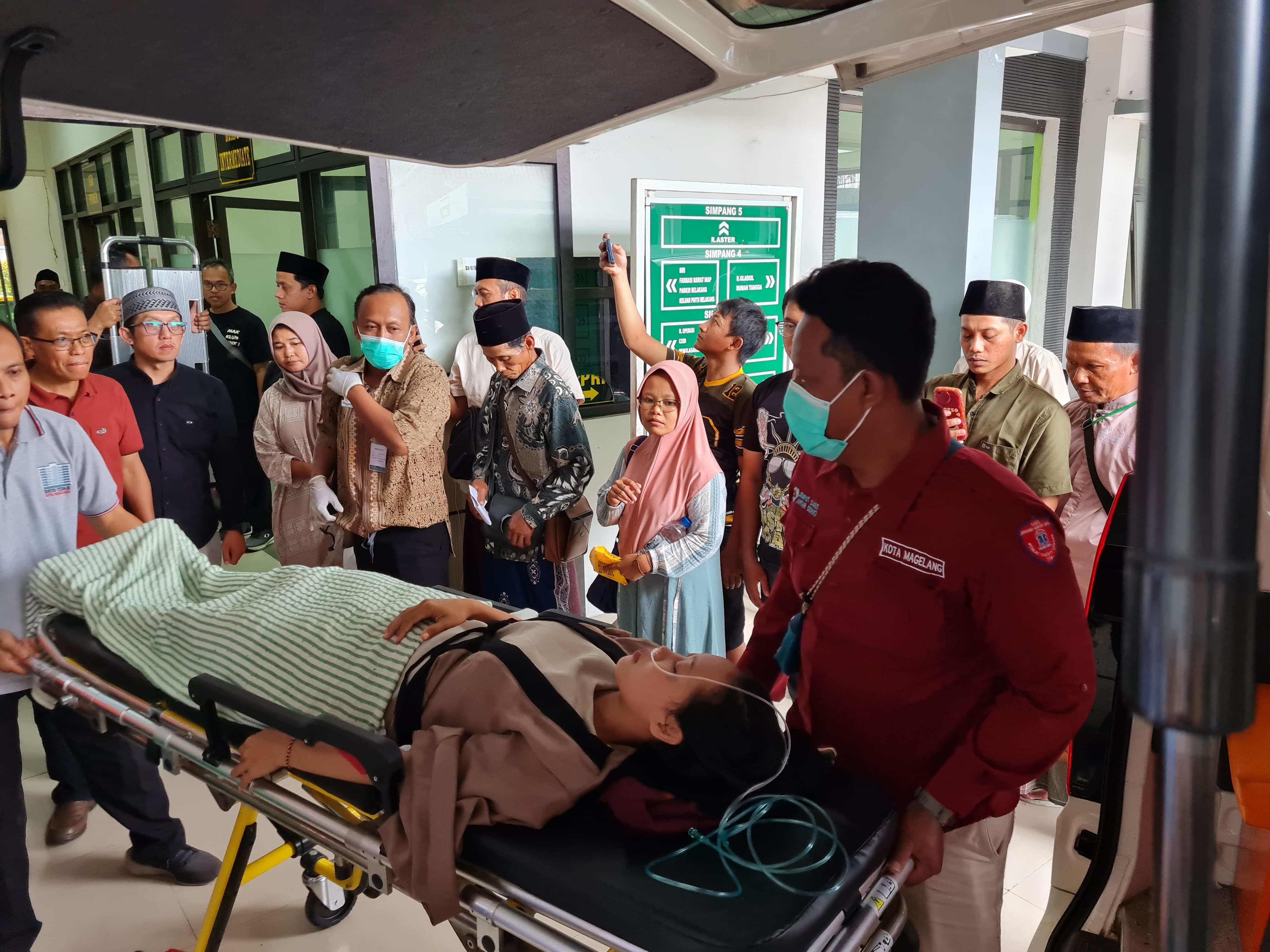 Peziarah yang menjadi korban pohon tumbang di kawasan Gunung Tidar sudah mendapat perawatan medis, Sabtu (24/1/2026).