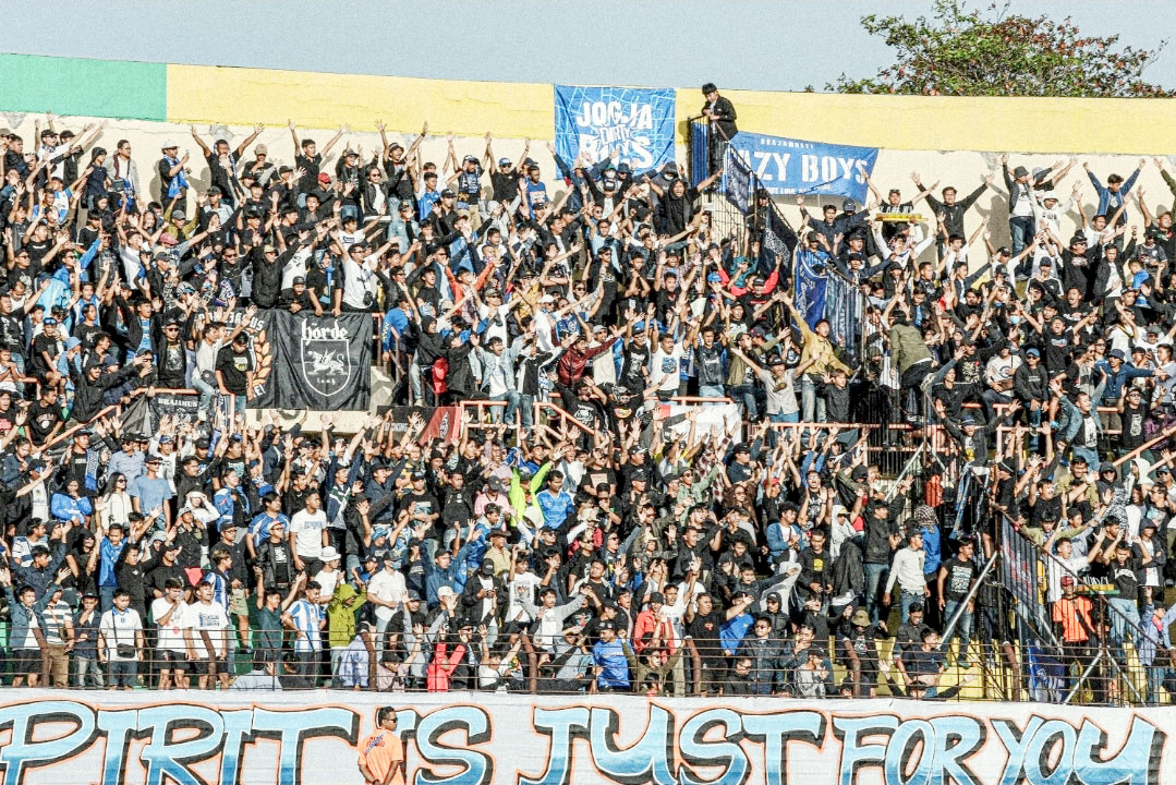 Suporter PSIM Jogja yang berada di Gate 9-10 Stadion Sultan Agung Bantul .