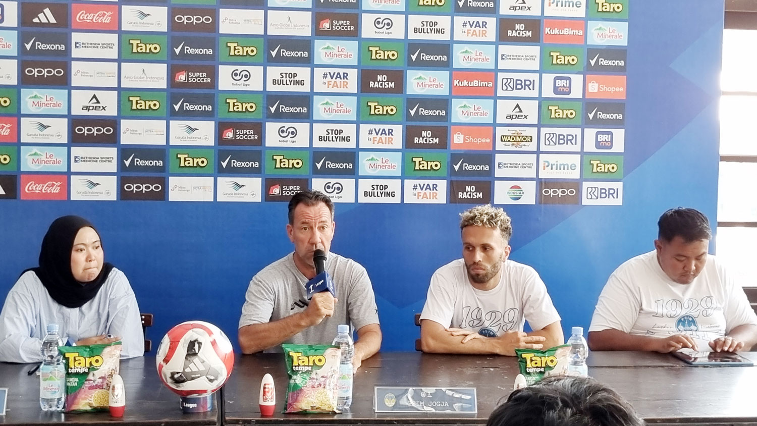 SIAP TANDING: Sesi konferensi pers sebelum pertandingan antara PSIM Jogja melawan Persebaya Surabaya.