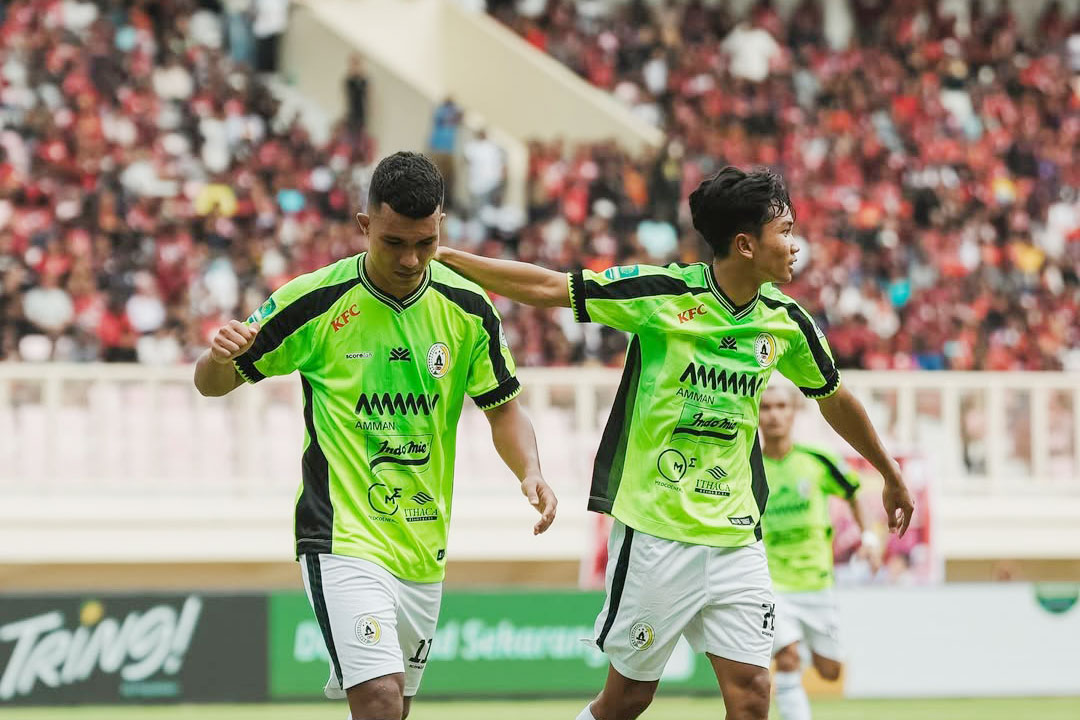 IMBANG: PSS Sleman harus puas berbagi poin saat menantang tuan rumah Persipura Jayapura di Stadion Lukas Enembe, Sabtu (24/1). Laga berjalan sengit dan berakhir dengan skor 1-1.