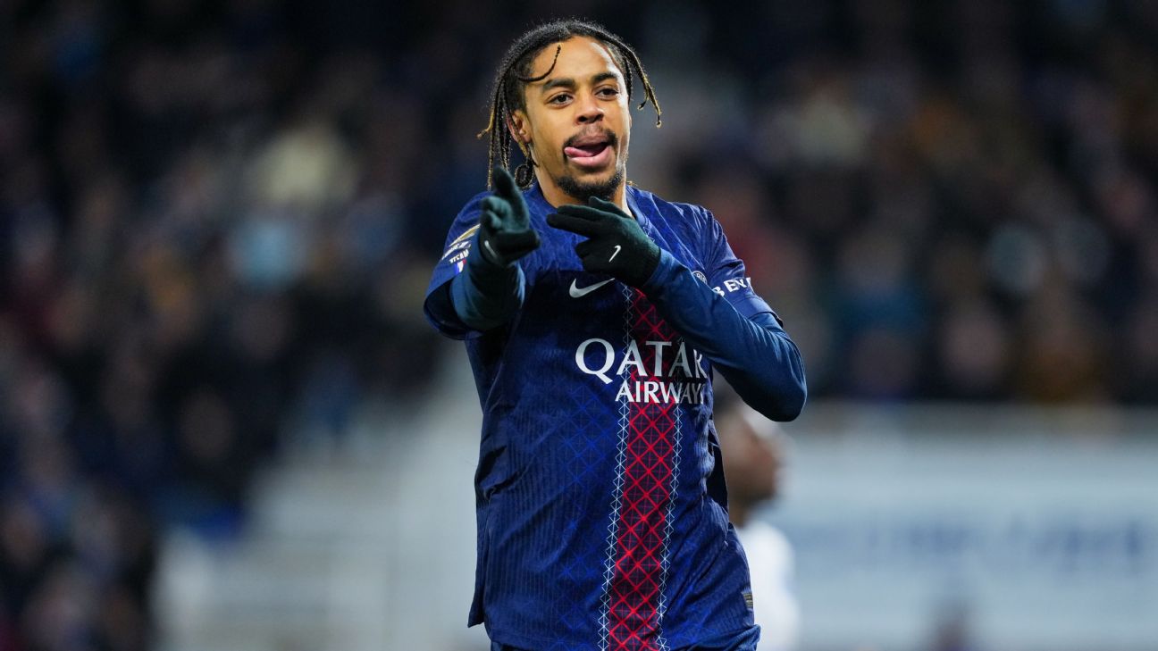 Selebrasi Bradley Barcola setelah mencetak gol kemenangan PSG atas Auxerre