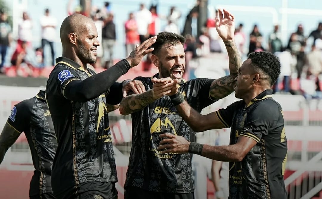 Selebrasi para pemain Malut Uniteed setelah kalahkan Persik Kediri dengan skor 4-0 dalam laga lanjutan BRI Super League
