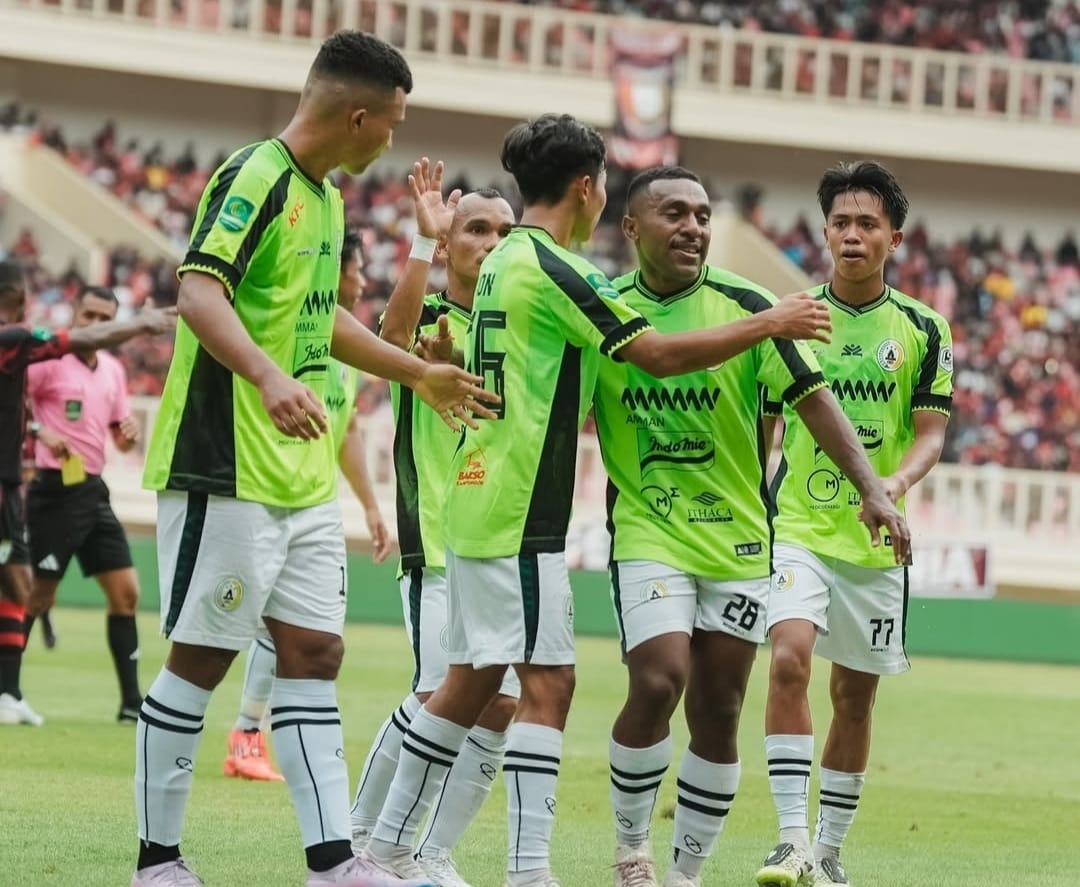 Para pemain PSS Sleman rayakan gol Dominikus Dion dalam hasil imbang melawan Persipura
