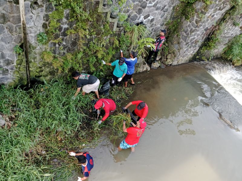 Aksi bersih Sungai Code DPC PDI Perjuangan Sleman di Mlati Minggu (25/1).