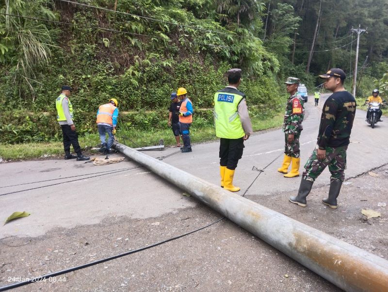 EVAKUASI: Petugas lintas sektor melakukan penanganan akibat dampak terjadinya angin kencang yang melanda sebagian besar wilayah Kebumen.