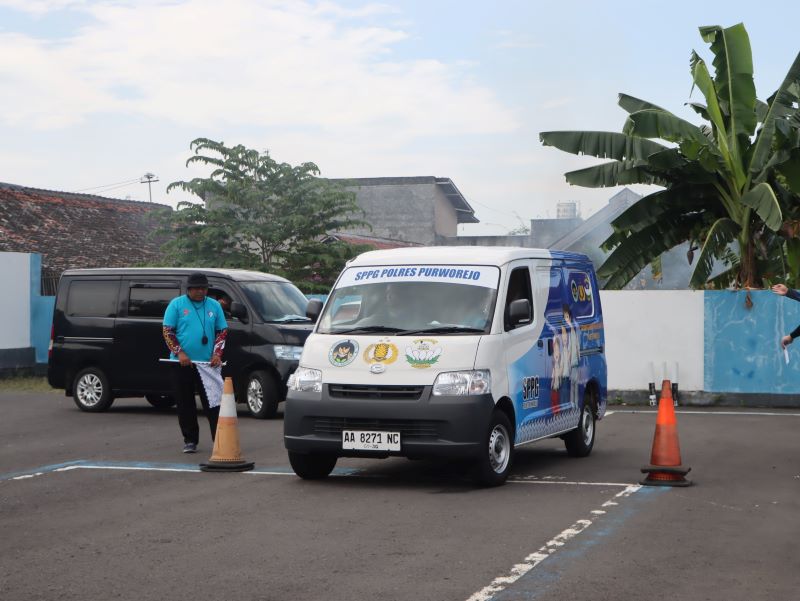 LATIHAN: Sopir armada program MBG menjalani pelatihan aman berkendara di Polres Purworejo.
