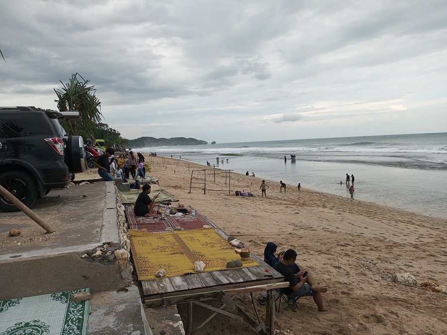 TREN POSITIF: Wisatawan sedang menikmati suguhan pasir putih di Pantai Sepanjang.