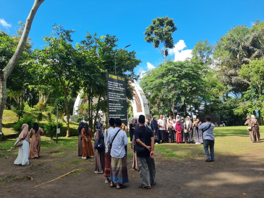 RAMAI: Peziarah dari berbagai daerah berdatangan ke wisata religi Gunung Tidar, Minggu (25/1/2026).