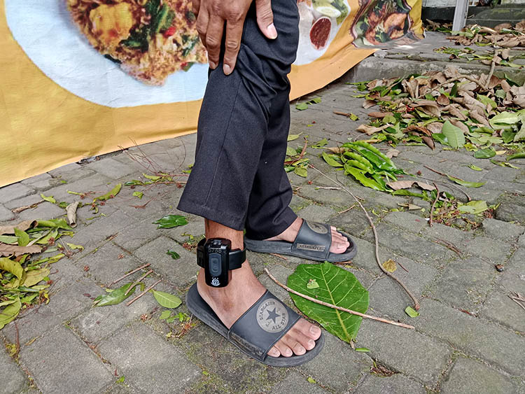 Gelang GPS yang dipakaikan pada tersangka Hogi Minaya.