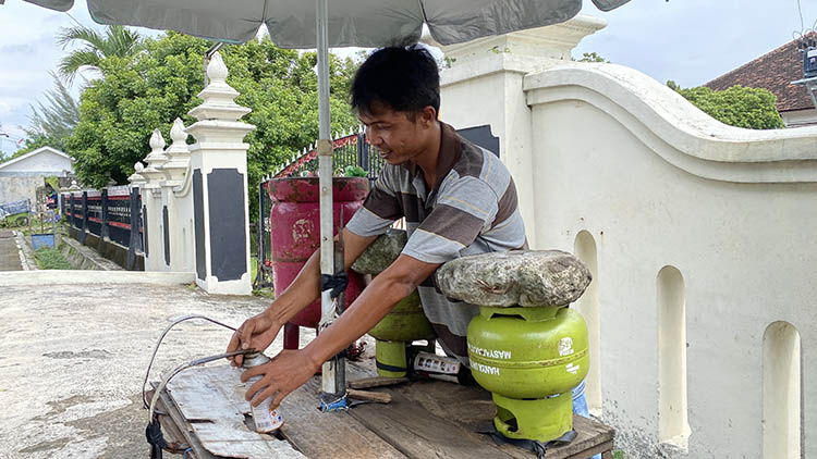 MAKIN SEDIKIT: Dedi Aryanto, penjual jasa gas portable di Jalan Kusumanegara, Semaki, Umbulharjo, Jogja.