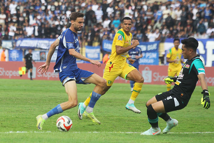 Pertandingan antara PSIM Jogja melawan Persebaya Surabaya di SSA, Minggu (25/1).