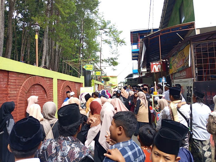 RAMAI: Peziarah dari berbagai daerah berdatangan ke wisata religi Gunung Tidar, Minggu (25/1).